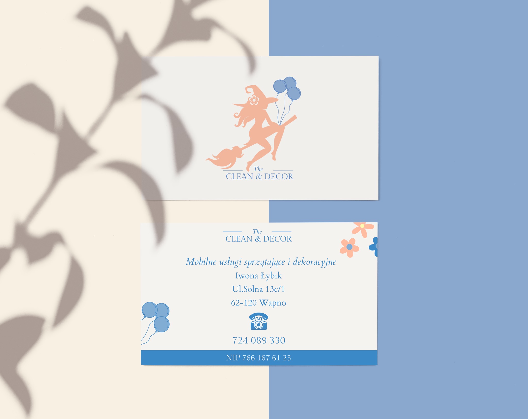 Dwie wizytówki firmy sprzątającej i dekoratorskiej z logo przedstawiającym czarownicę na miotle trzymającą balony, pastelowe kolory, cień liści.