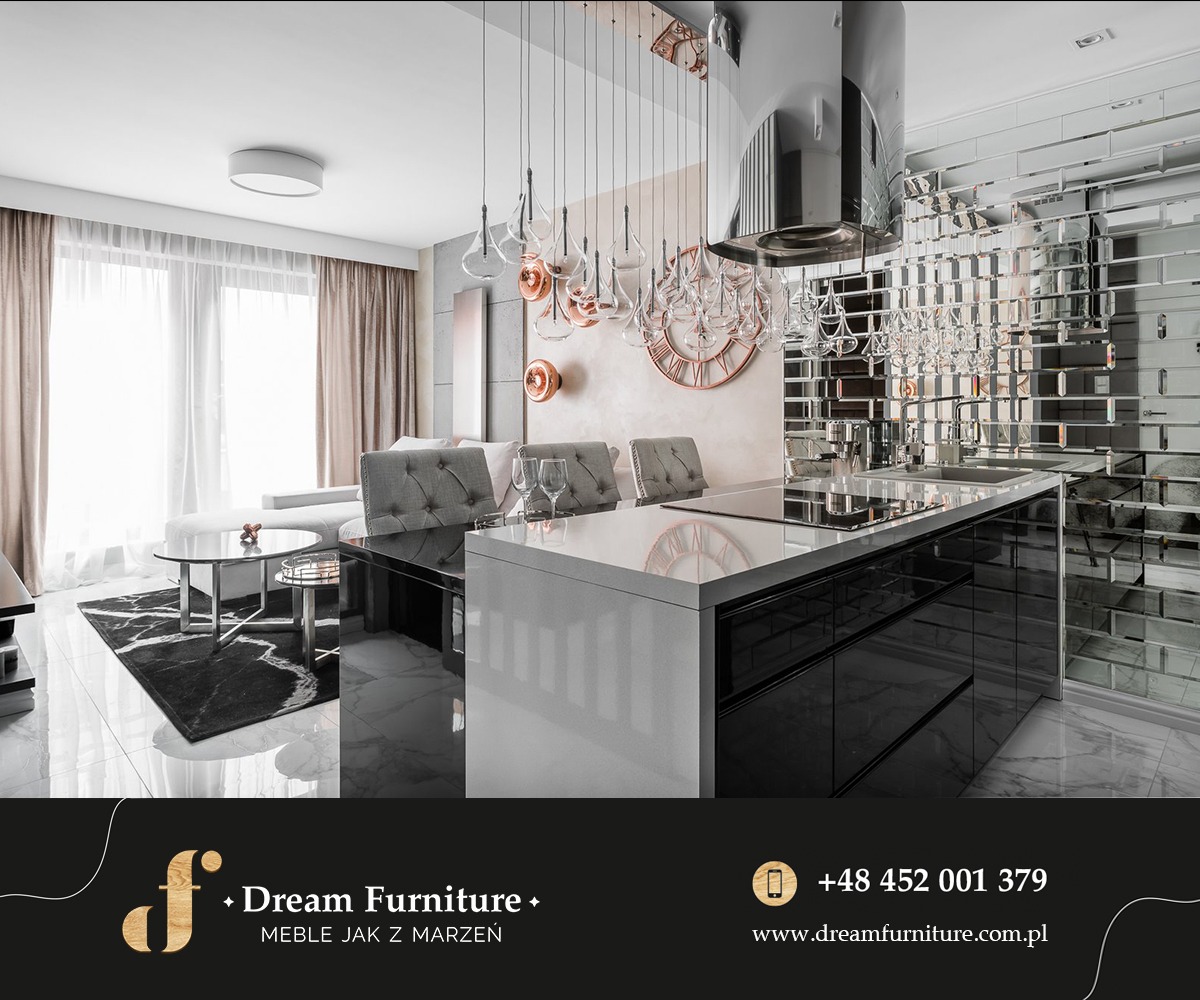 Nowoczesna kuchnia z wyspą, czarne szafki z połyskiem, lustrzana ściana, dekoracyjne lampy wiszące i zegar w kolorze miedzi, widok na salon z sofą i stolikiem kawowym.