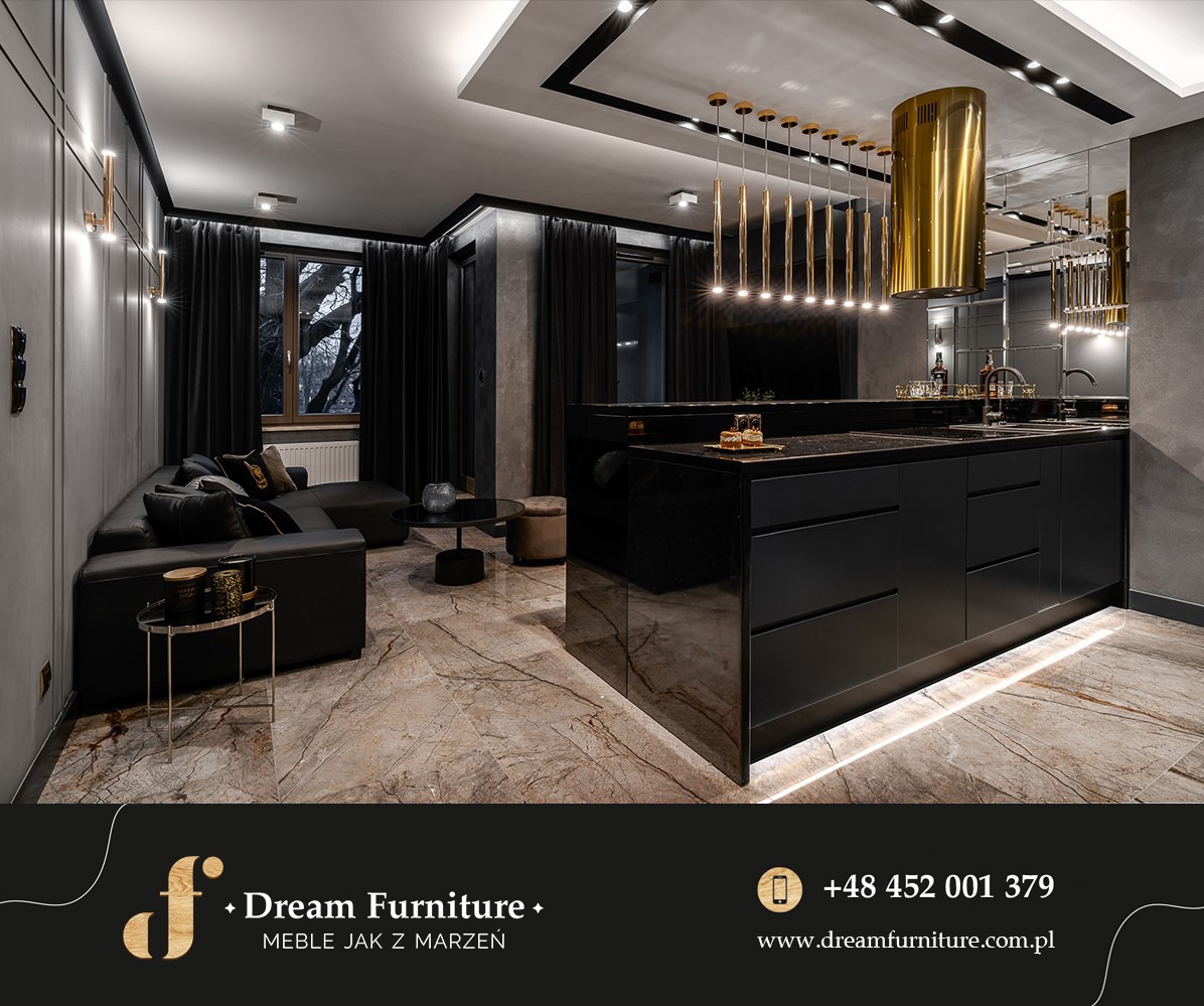 Nowoczesna kuchnia z czarnymi, błyszczącymi frontami, złotym okapem i marmurową podłogą w otwartej przestrzeni z salonem.