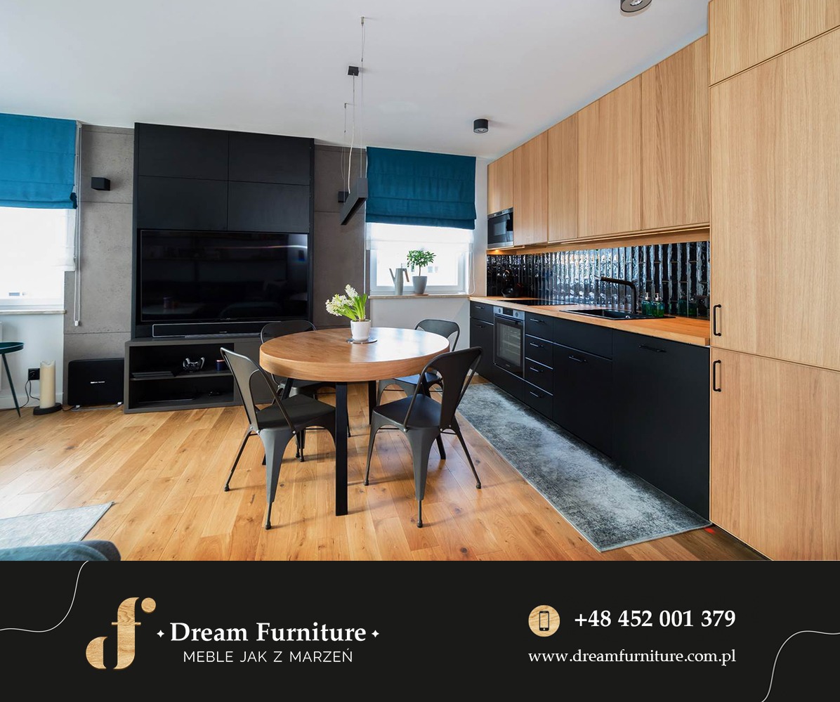 Nowoczesna kuchnia z drewnianymi frontami górnych szafek i czarnymi dolnymi szafkami, czarny backsplash z pionowych płytek, okrągły drewniany stół z czarnymi krzesłami, drewniana podłoga...