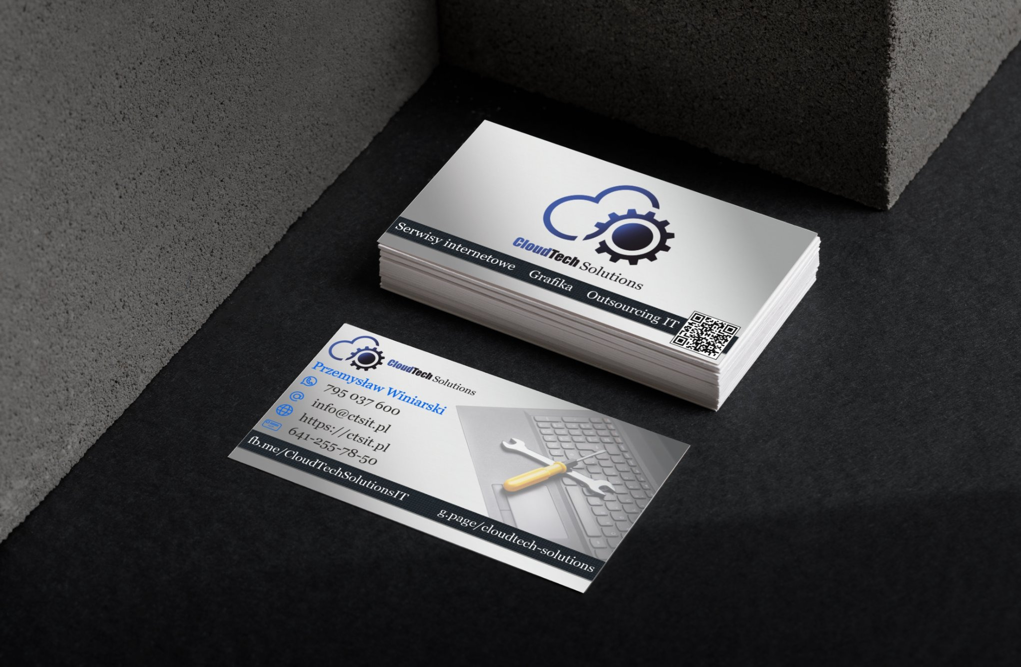 Stos wizytówek firmy CloudTech Solutions na ciemnym tle, z widocznym logo i danymi kontaktowymi, w tym adres strony internetowej i numer telefonu. Jedna z wizytówek prezentuje grafikę laptopa...