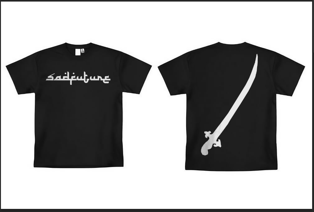 Czarne t-shirty z białym nadrukiem: z przodu napis w stylu arabskim, z tyłu szabla.