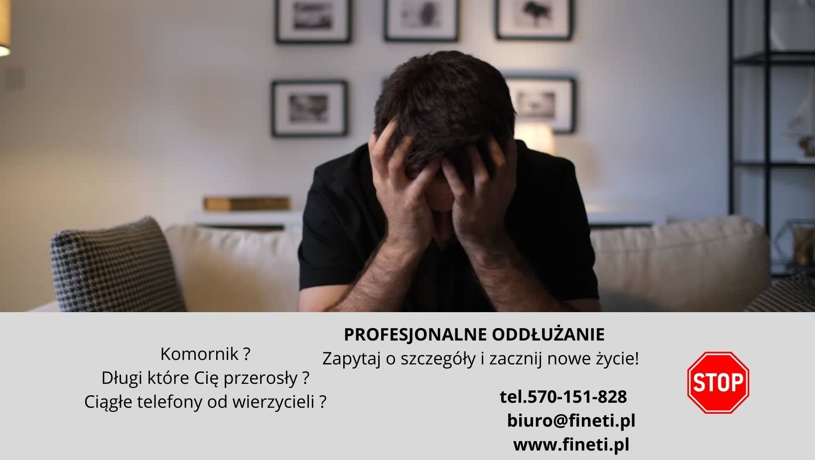 Zrozpaczony mężczyzna siedzi na kanapie z głową w dłoniach, w tle stonowane dekoracje, poniżej tekst o profesjonalnym oddłużaniu i kontakcie.
