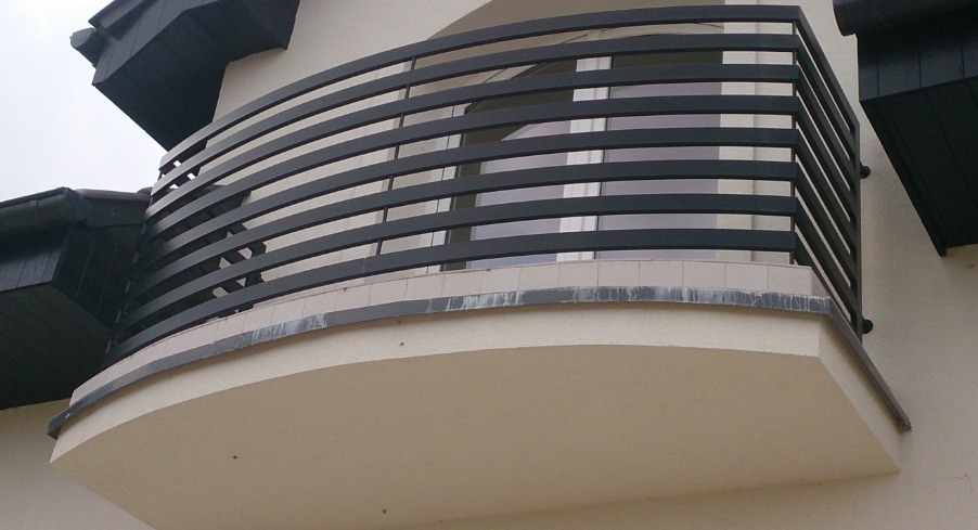 Balustrada ocynkowana i malowana proszkowo.