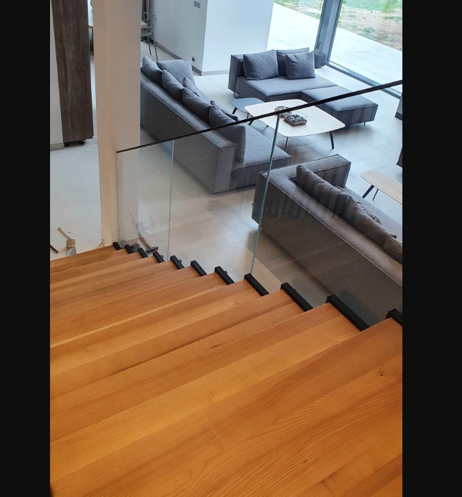 schody z balustradą szklaną