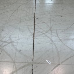 Wycena prac naprawczych posadzki w hali 