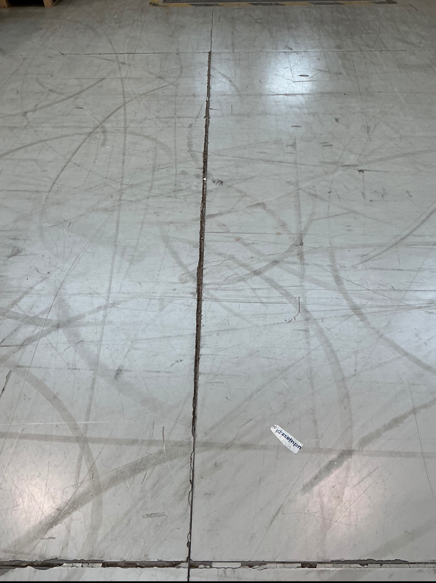 Wycena prac naprawczych posadzki w hali