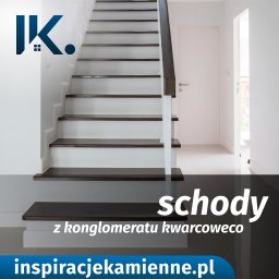 Inspiracje Kamienne - Schody wewnętrzne z ciemnymi stopniami i białą balustradą w nowoczesnym wnętrzu z białymi ścianami i drzwiami.