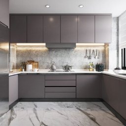 Inspiracje Kamienne - Nowoczesna kuchnia z szarymi szafkami, białym blatem kamiennym i marmurową podłogą, oświetlona listwami LED pod szafkami wiszącymi.