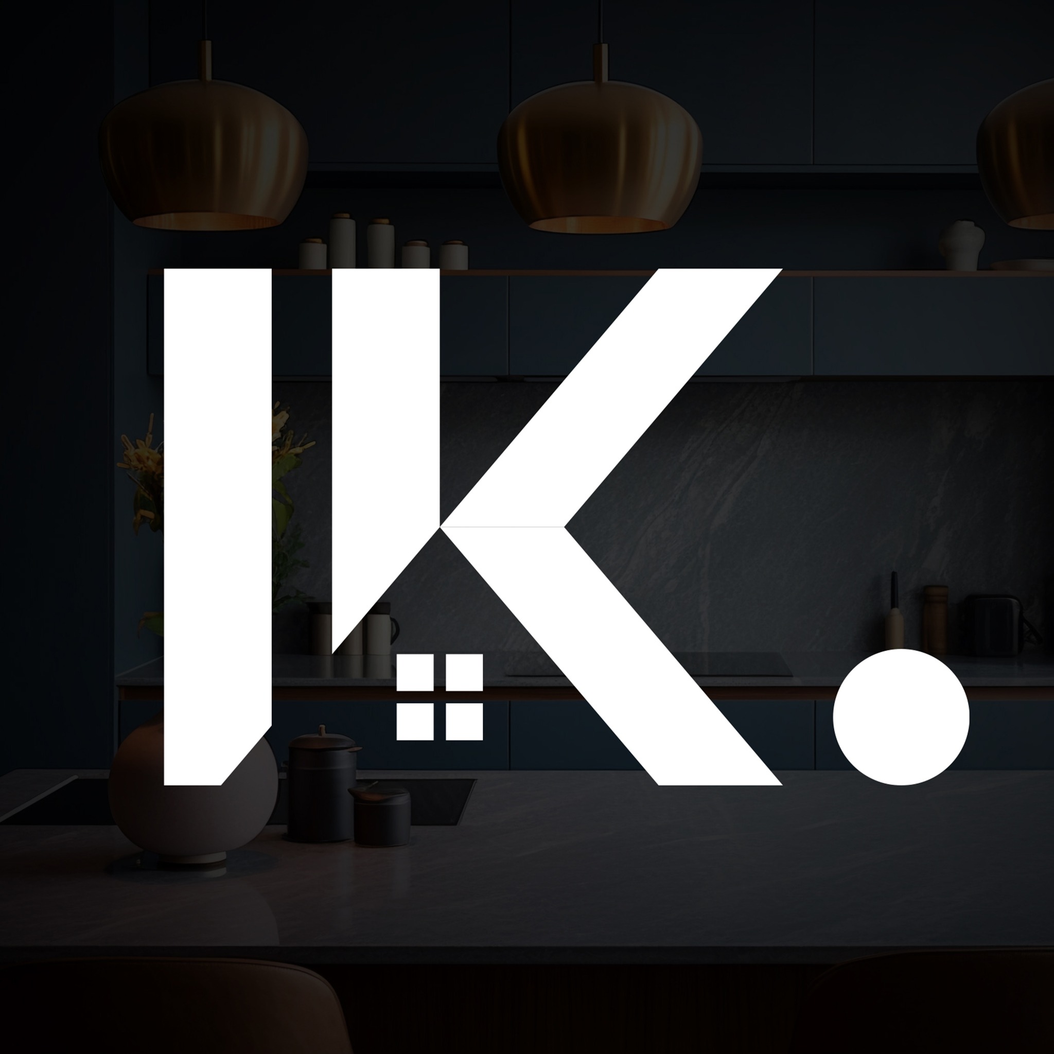 Graficzne logo firmy z motywem domu na tle aranżacji wnętrza kuchni z blatem w kolorze ciemnego kamienia.