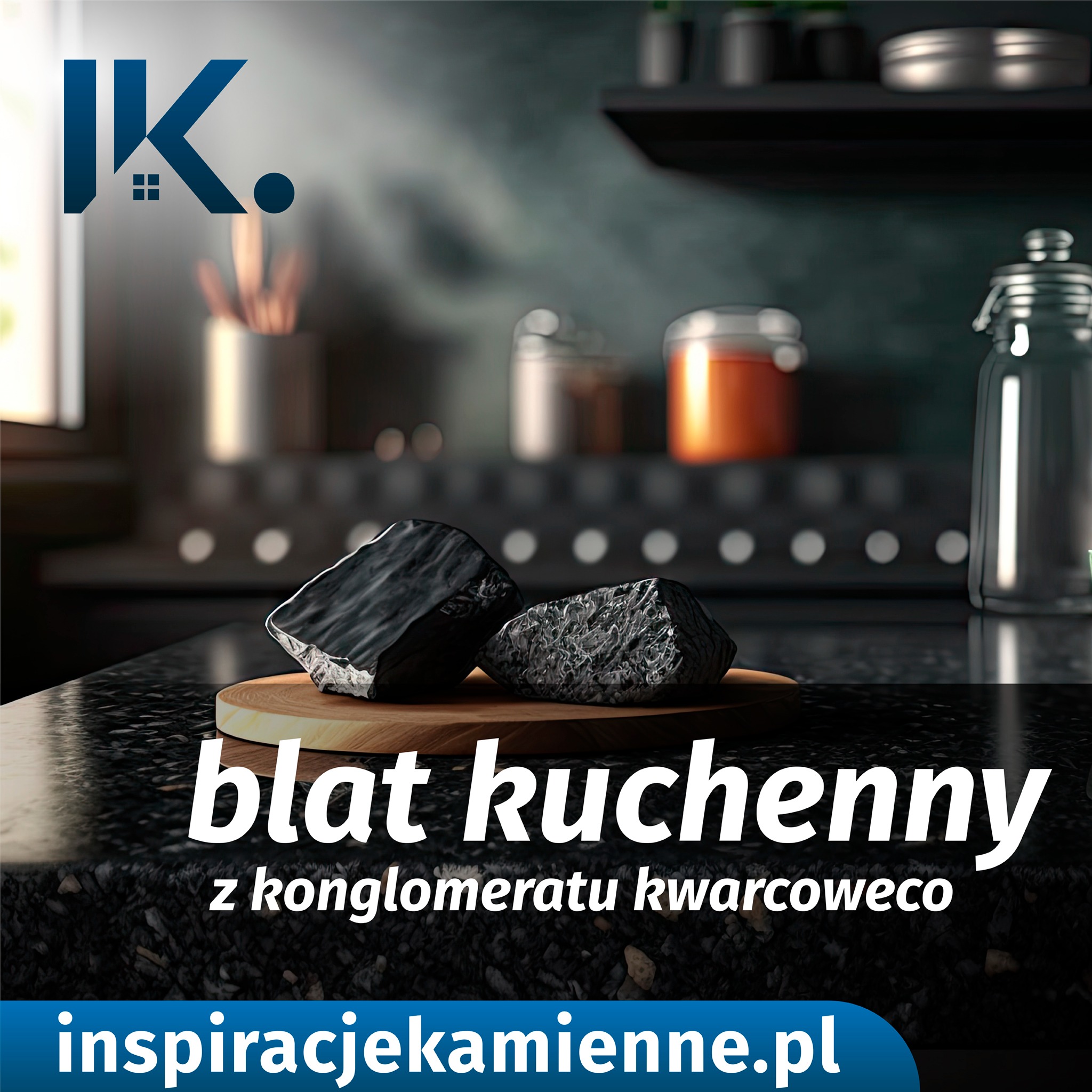 Dwa próbki konglomeratu kwarcowego na okrągłej desce do krojenia, umieszczone na blacie kuchennym z tego samego materiału, w tle rozmyte elementy wyposażenia kuchni i logo firmy.