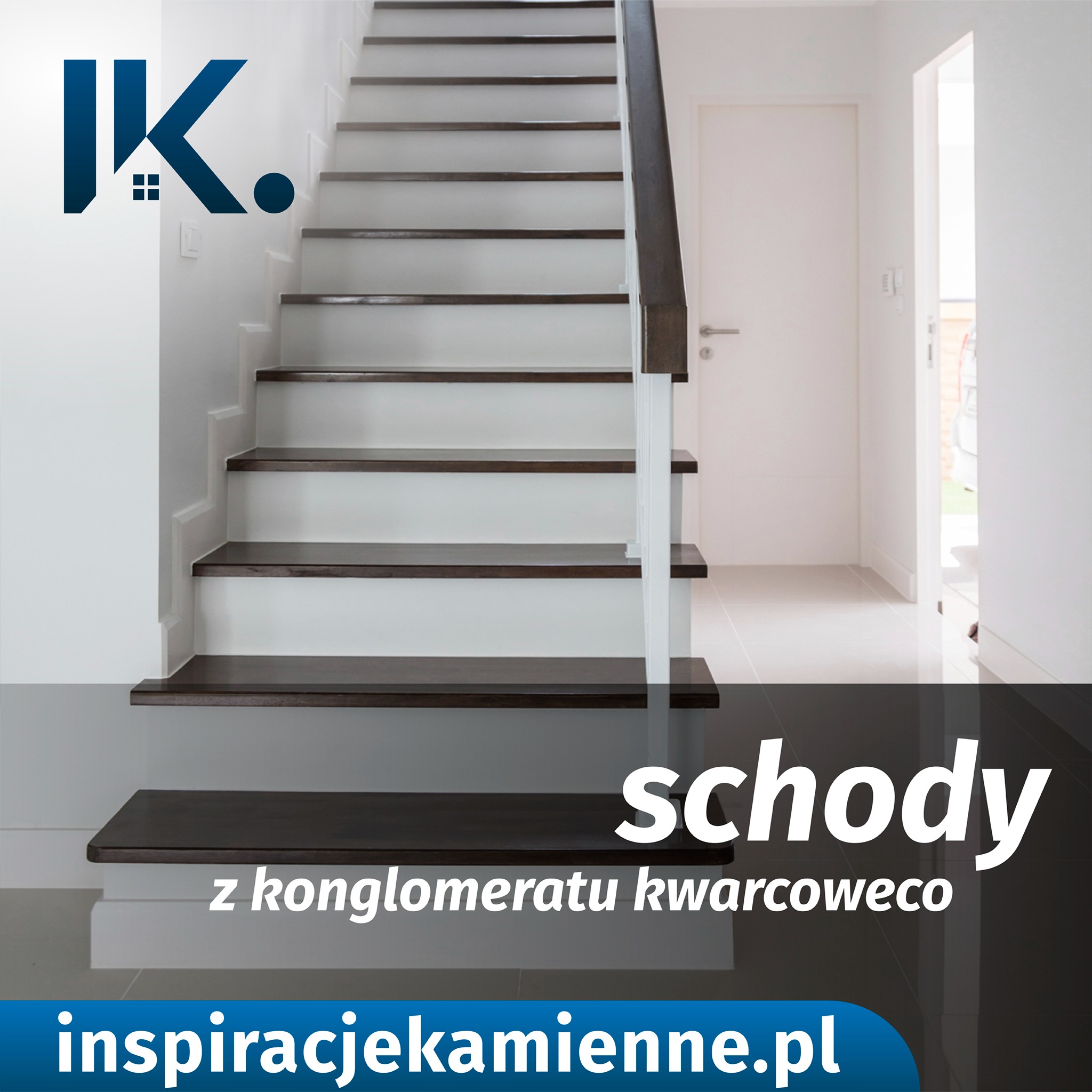 Schody wewnętrzne z ciemnymi stopniami i białą balustradą w nowoczesnym wnętrzu z białymi ścianami i drzwiami.