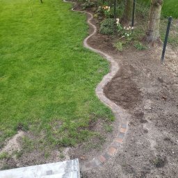 Wykonane obrzeże trawnikowe z kostki brukowej.