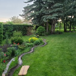 Wykonane obrzeże trawnikowe z kostki brukowej.