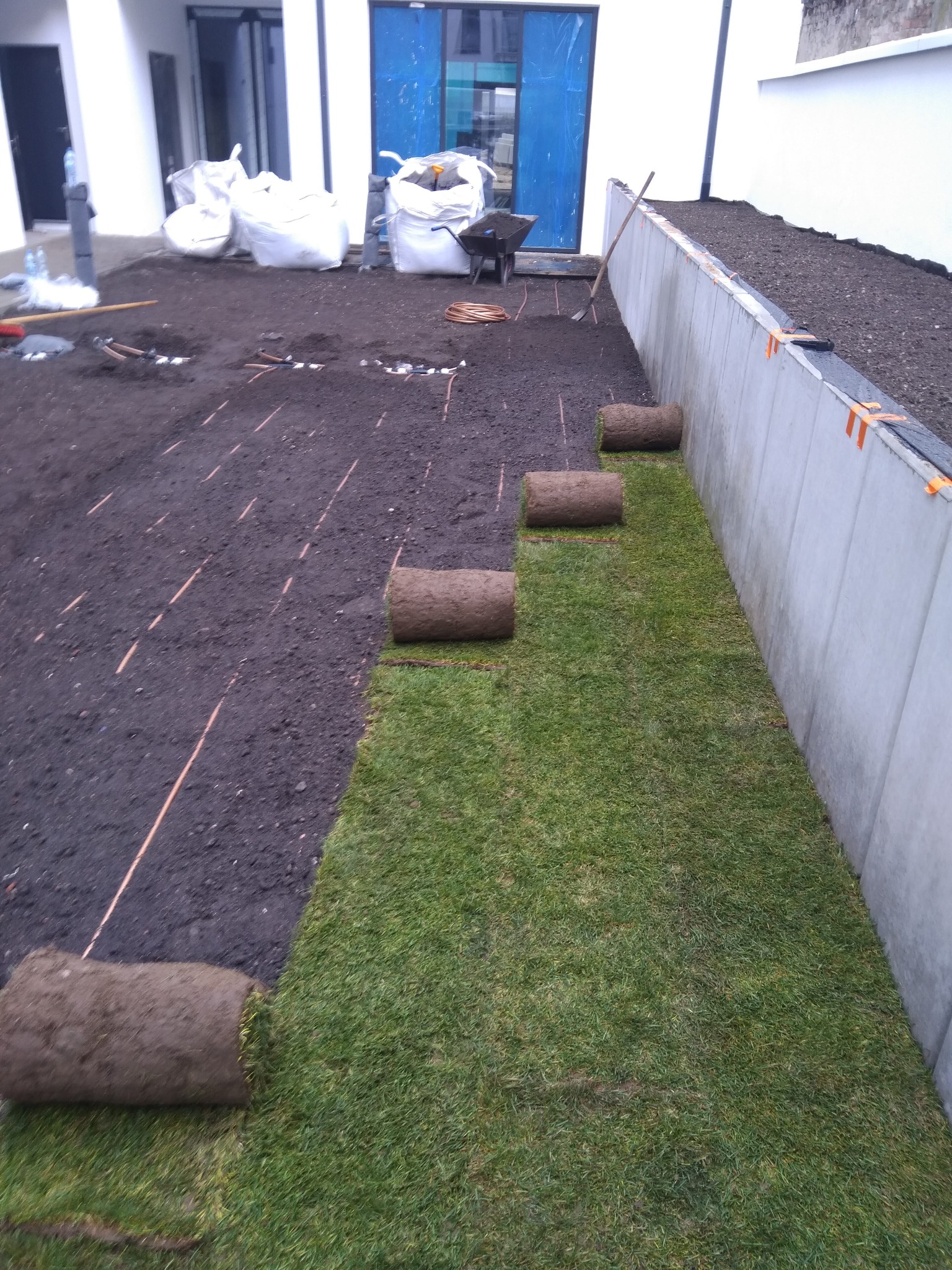 Zakładanie trawnika z rolki.