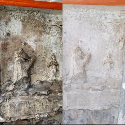 PRO-LASER - Porównanie stanu płaskorzeźby sakralnej przed i po zabiegach: po lewej stronie zabrudzona i zniszczona, po prawej oczyszczona, ukazująca detale postaci i inskrypcje.