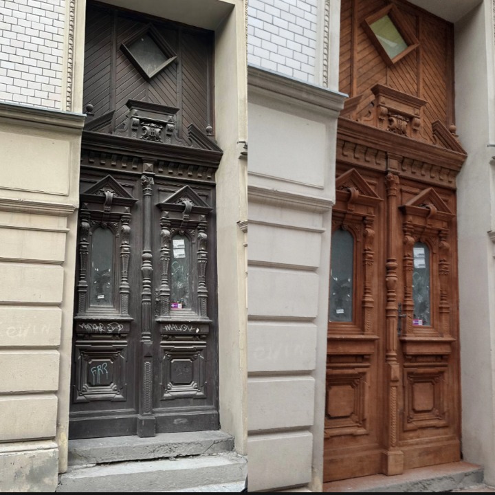 Porównanie stanu drzwi zabytkowych przed i po renowacji: po lewej stronie ciemne, zniszczone drzwi z widocznymi śladami graffiti, po prawej odrestaurowane, jasnobrązowe drzwi z odnowionymi detalami...