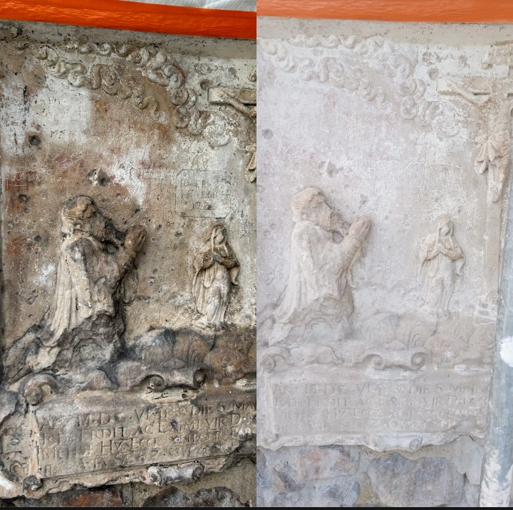 Porównanie stanu płaskorzeźby sakralnej przed i po zabiegach: po lewej stronie zabrudzona i zniszczona, po prawej oczyszczona, ukazująca detale postaci i inskrypcje.