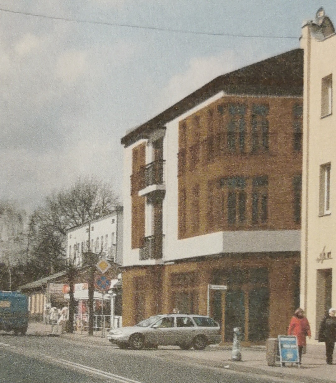 Przykładowy budynek wielorodzinny z usługami w parterze przy głównej ulicy miasta w strefie ochrony konserwatorskiej.