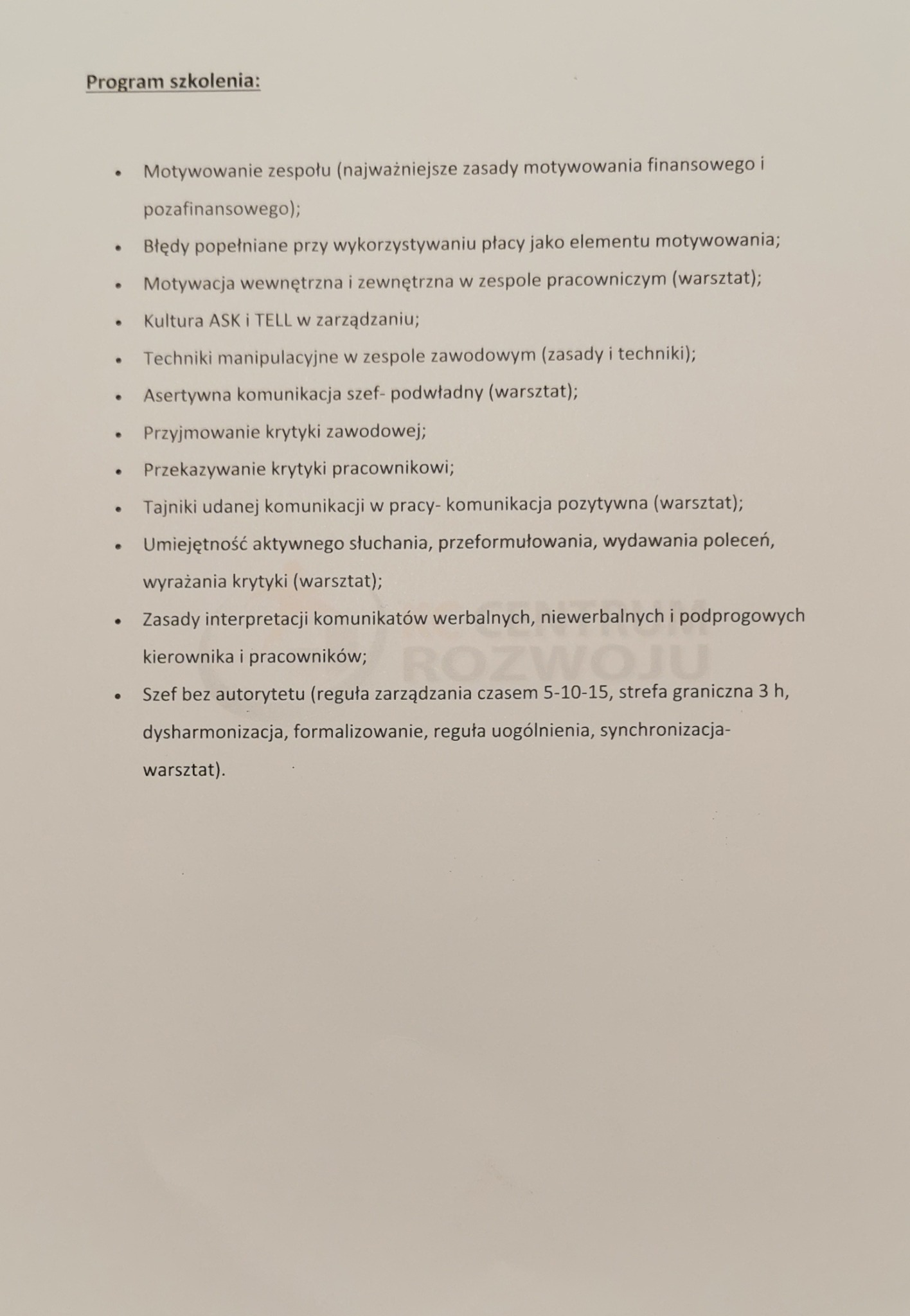 Zdjęcie przedstawia listę punktów programu szkolenia z zakresu motywacji zespołu, komunikacji i zarządzania, w tym zagadnienia takie jak motywacja finansowa, kultura ASK i TELL, asertywna...