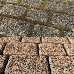 Mycie kostki brukowej - Dwa rodzaje kostki brukowej: szara z mchem w spoinach i różowa, czysta. Widok z bliska, ukazujący różnicę w wyglądzie i stanie nawierzchni.