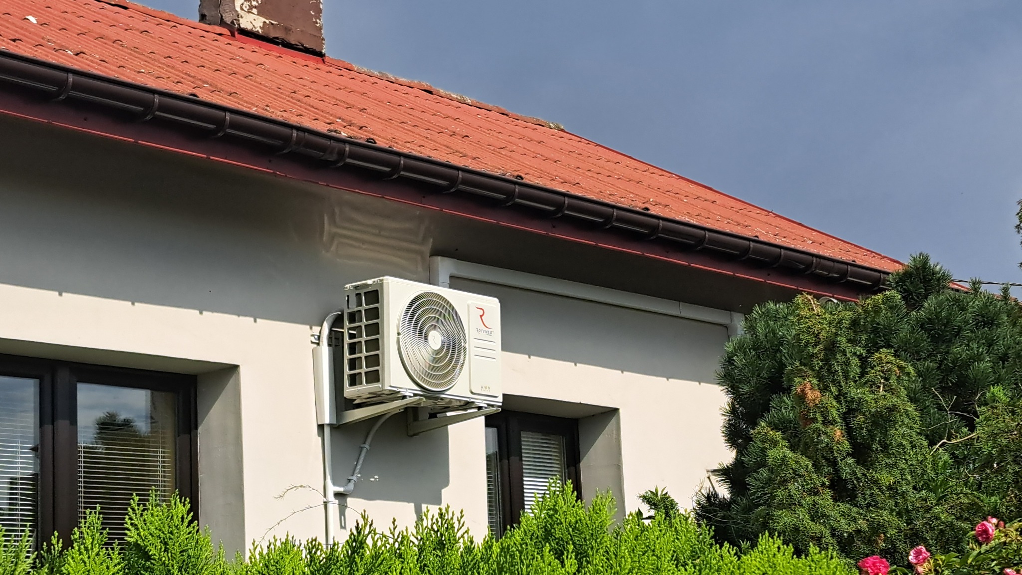 Jeden z montaży klimatyzacji Multi Split czyli jedna jednostka zewnętrzna i dwie jednostki wewnętrzne.