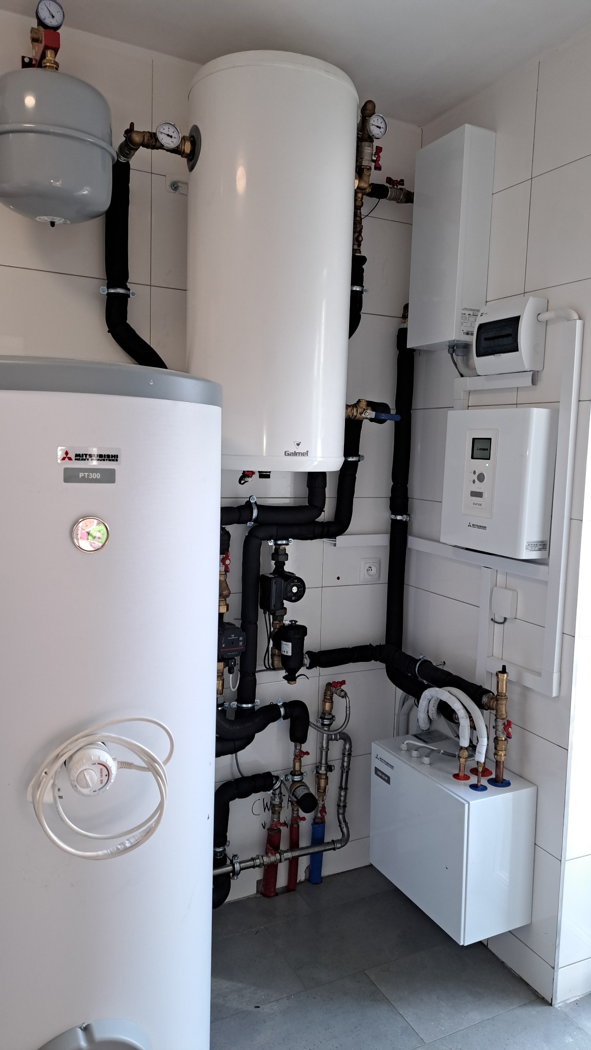 Montaż pompy ciepła Mitsubishi Heavy Hydrolution z zasobnikiem 300l.