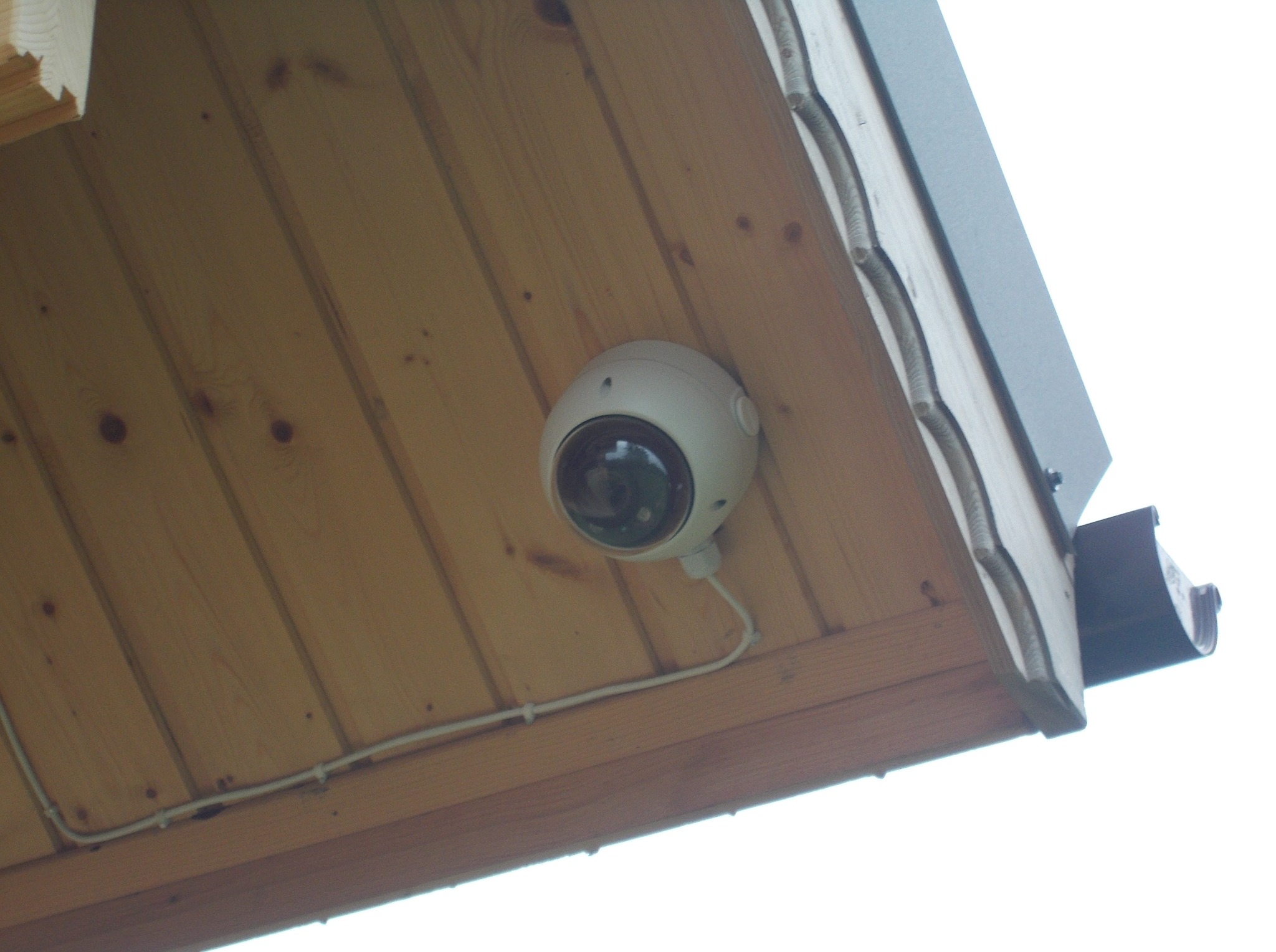 Kamera zewnętrzna instalowana na domku na działce pod Łodzią.