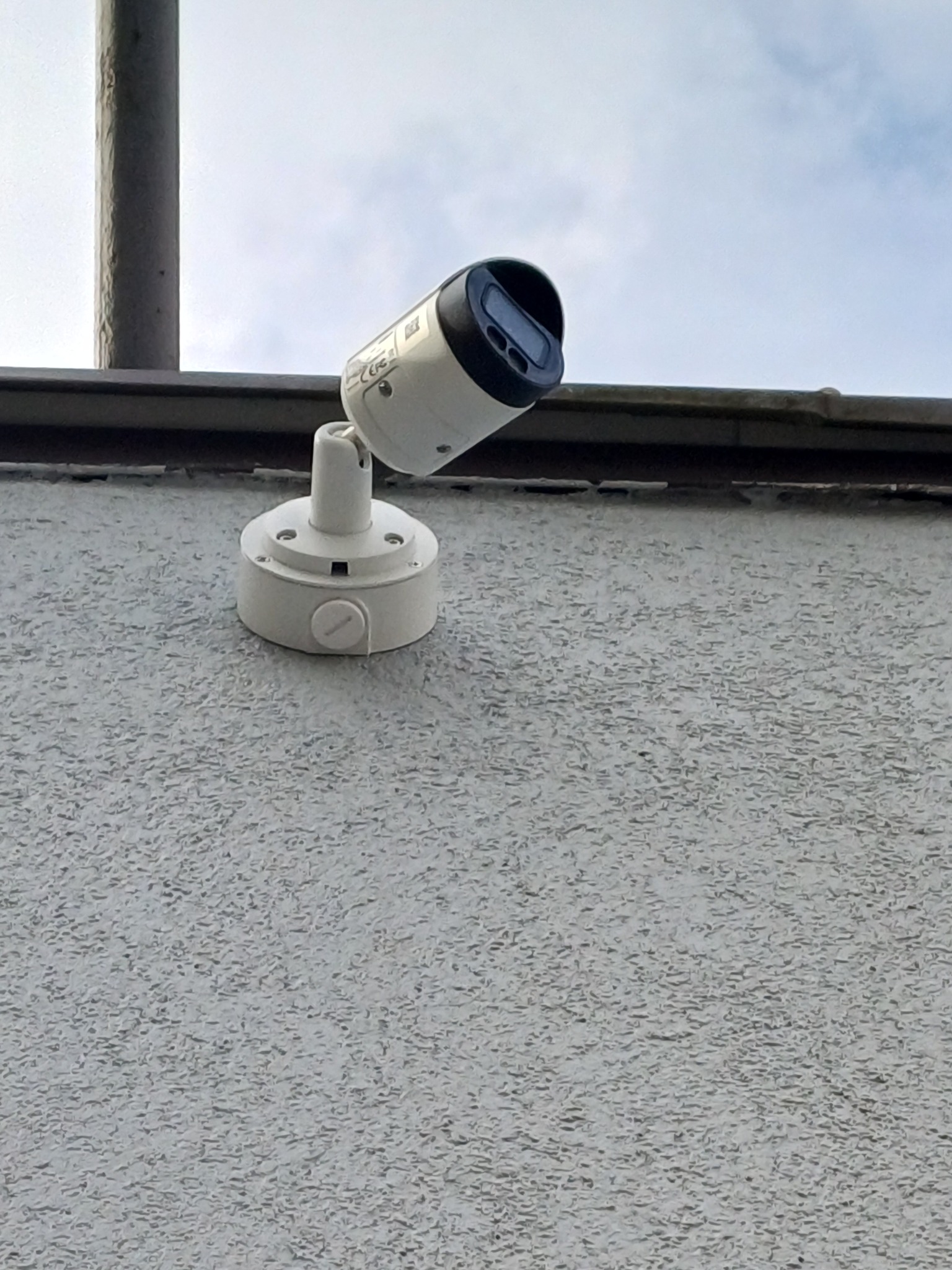 Kamera Dahua montowana przy sklepie Action w Łodzi.