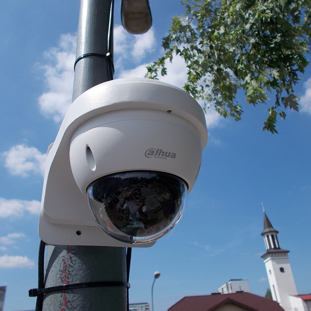 Kamera instalowana na słupie w systemie monitoringu miejskiego w Rawie Mazowieckiej.