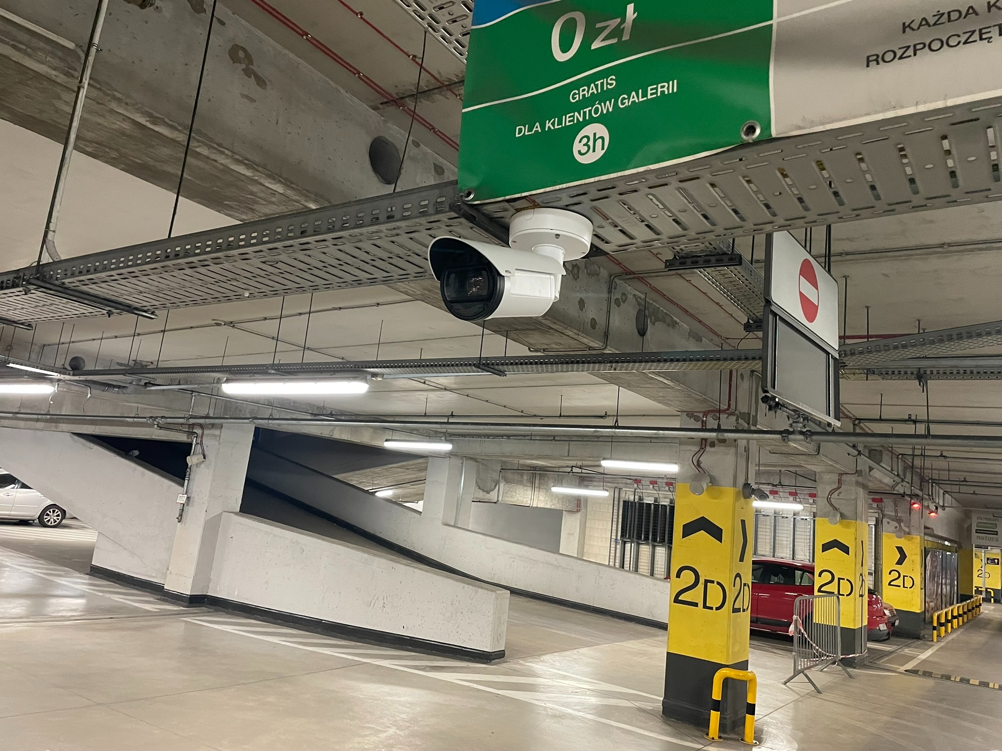 instalacja kamer i światłowodów na parkingu w Galerii Sukcesja w Łodzi