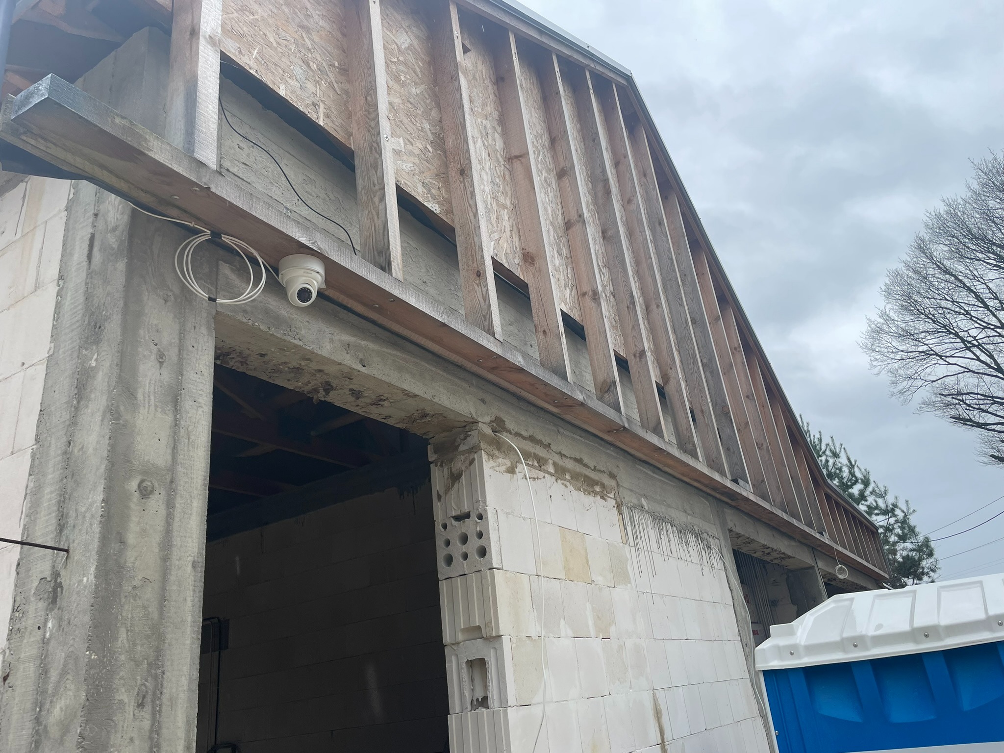 instalacja monitoringu na placu budowy