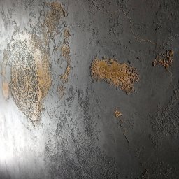 HIEX - Dekoracyjna ściana z szarą, chropowatą fakturą i złotymi akcentami, w tym okrągły ornament w lewym górnym rogu.