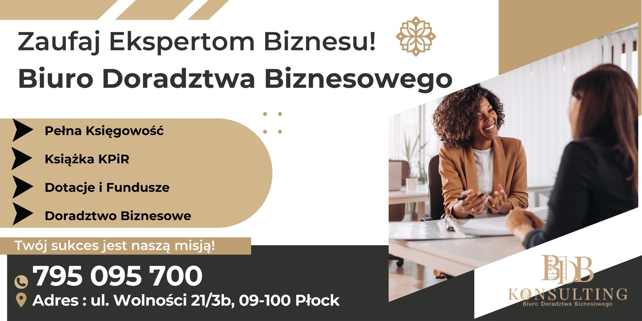 Kobieta w brązowej marynarce uśmiecha się podczas rozmowy z klientem w biurze doradztwa biznesowego.