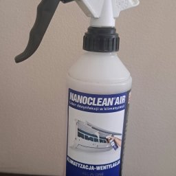 Klimatak Szymon Jabłoński - Butelka środka dezynfekującego Nanoclean Air do klimatyzacji z rozpylaczem, etykieta informuje o czyszczeniu, odświeżaniu, odgrzybianiu i dezynfekcji klimatyzacji i wentylacji.