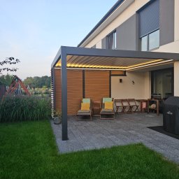 Zadaszenie lamelowe z aluminiową, drewnopodobną zabudową