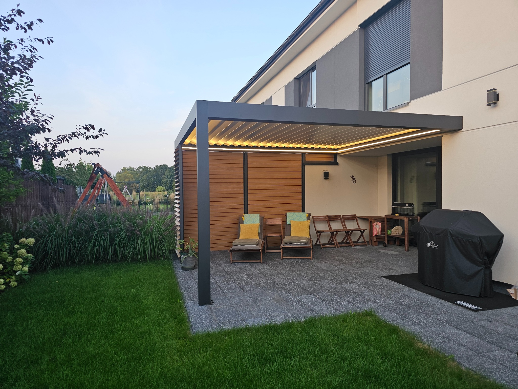 Zadaszenie lamelowe z aluminiową, drewnopodobną zabudową