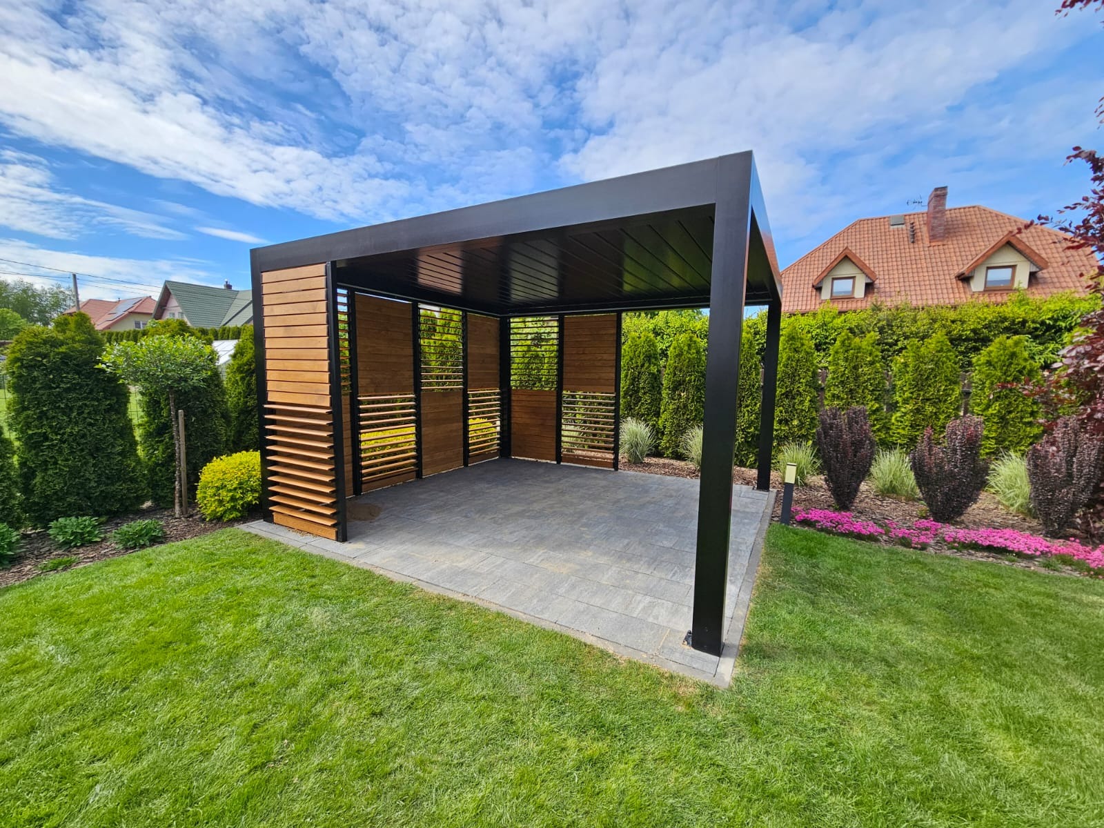 Wolnostojące zadaszenie wraz z zabudową ścian ruchomą żaluzją