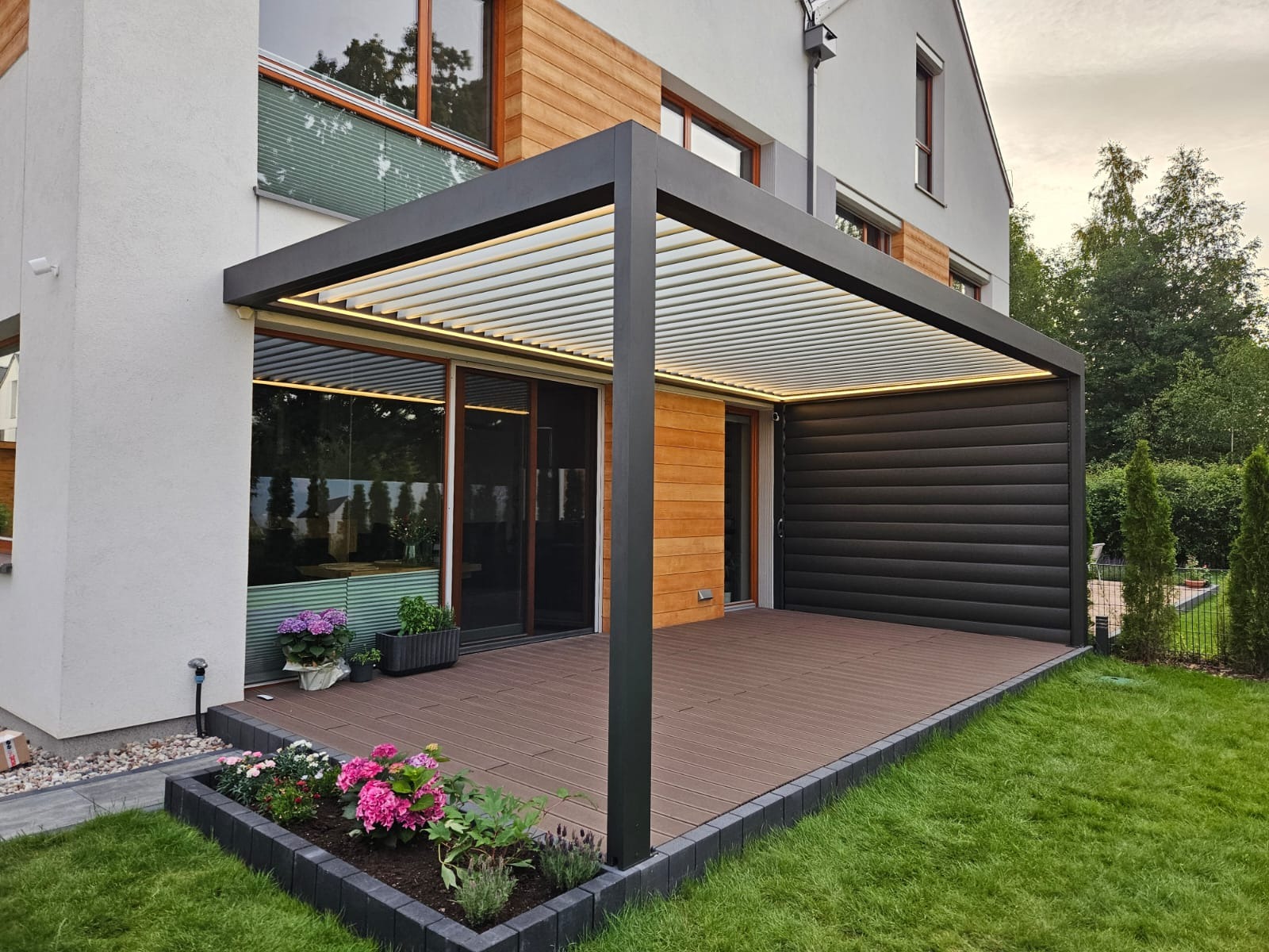 Zadaszenie lamelowe wraz z zabudową jednej ściany