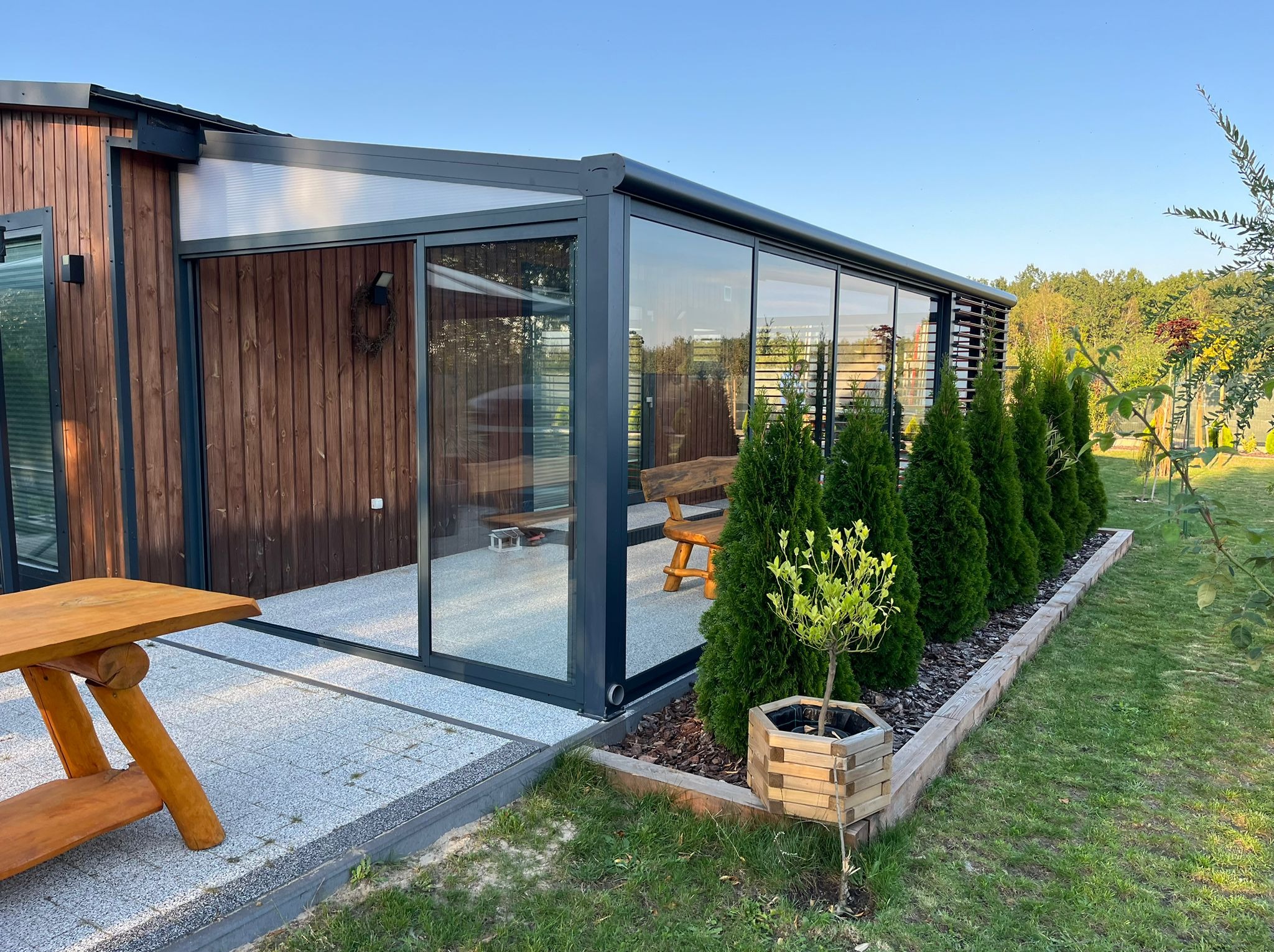 Zadaszenie z poliwęglanu wraz z zabudową szklaną