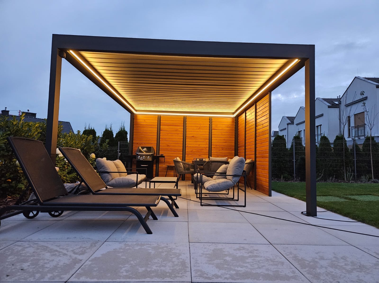 Zadaszenie lamelowe wraz z zabudową drewnianymi panelami