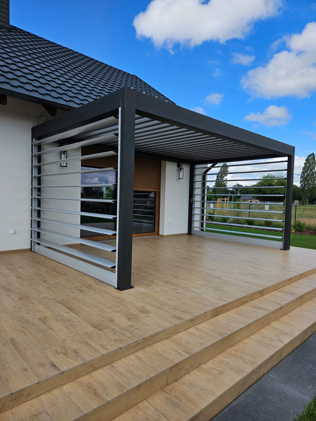 Zadaszenie lamelowe z sunbreakerami na ścianach