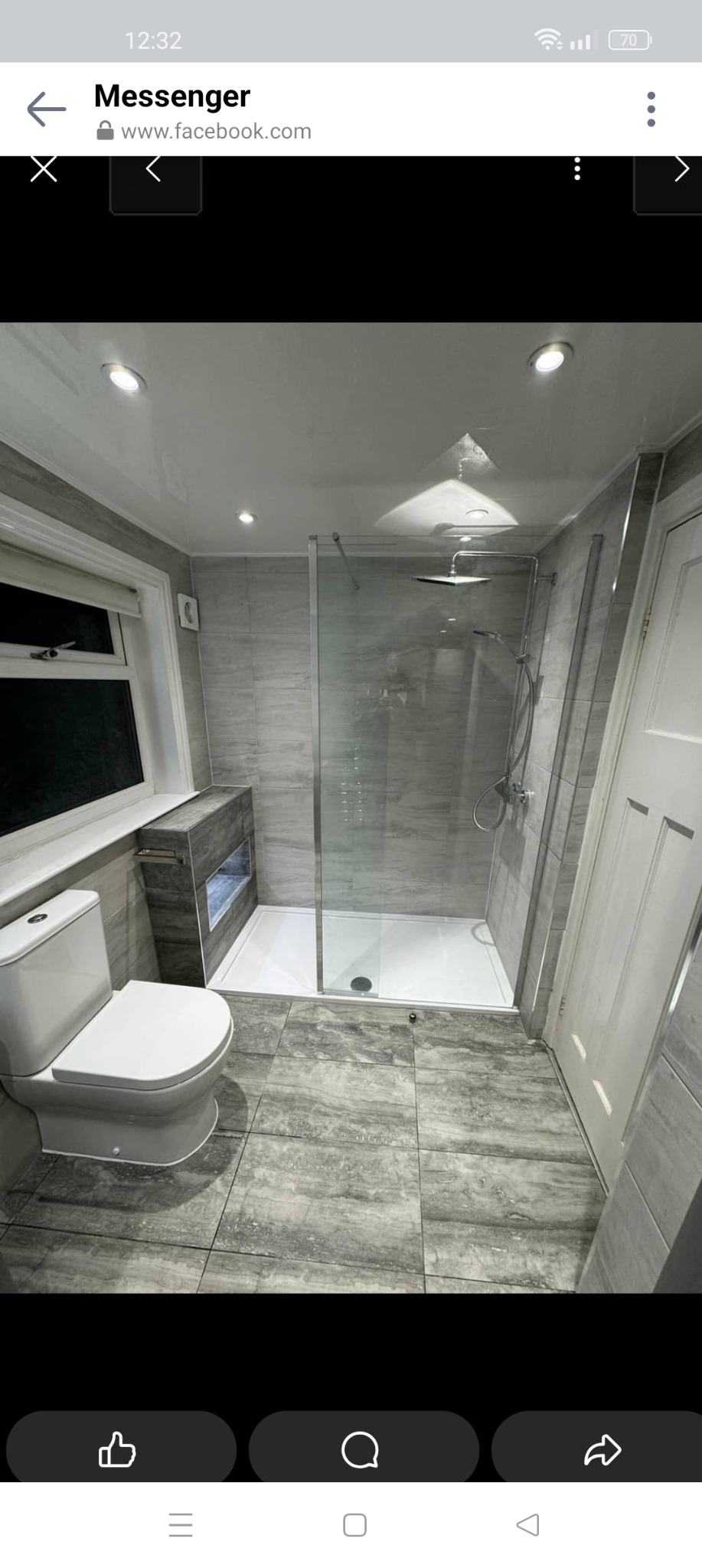 Nowoczesna łazienka z kabiną prysznicową typu walk-in, wiszącą toaletą i szarymi płytkami imitującymi kamień.