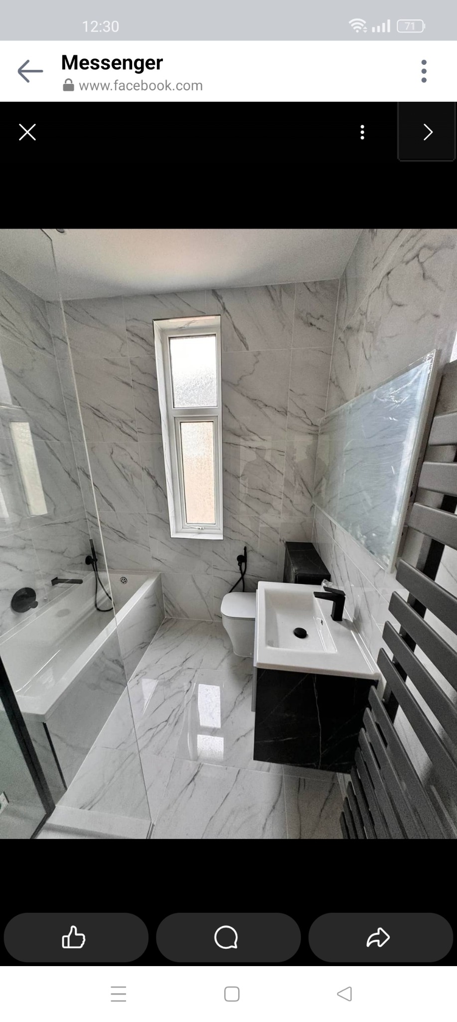 Nowoczesna łazienka z białymi marmurkowymi płytkami, czarną armaturą i grzejnikiem drabinkowym, okno w pionowej wnęce.