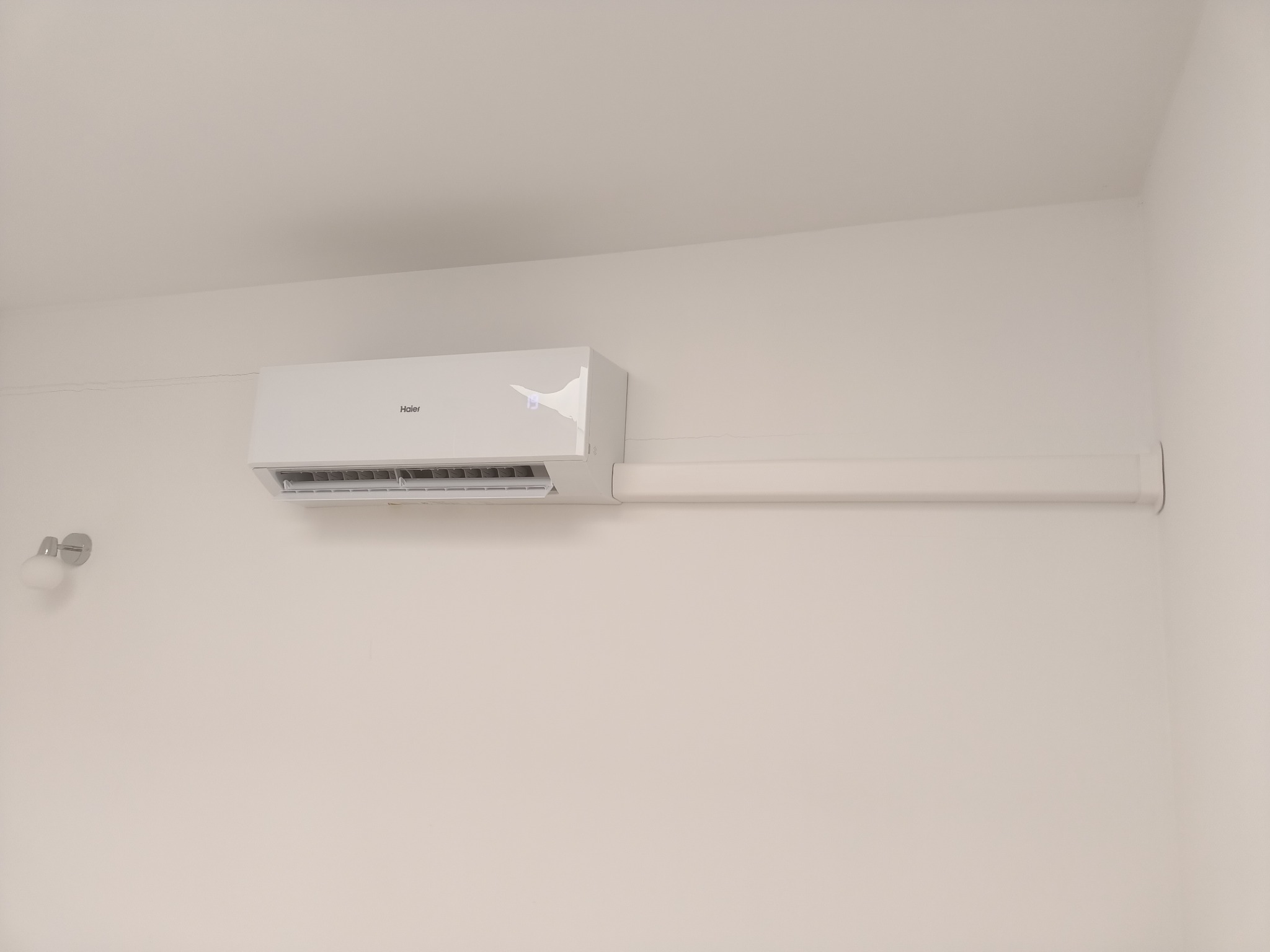 Niekiedy przy montażu klimatyzacji potrzebne jest korytko, ale przy starannym montażu może wyjsć to bardzo schludnie