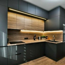 WOJCIECH GRĘBOWICZ - Nowoczesna kuchnia z ciemnoszarymi szafkami, drewnianymi frontami górnych szafek i blatem, oświetleniem LED podszafkowym, czarnym zlewem i płytą indukcyjną.