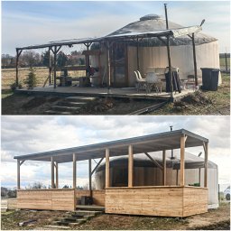 WOJCIECH GRĘBOWICZ - Dwa ujęcia z budowy okrągłego domu typu jurta z drewnianym tarasem i zadaszeniem, widoczne elementy konstrukcyjne i otoczenie działki.