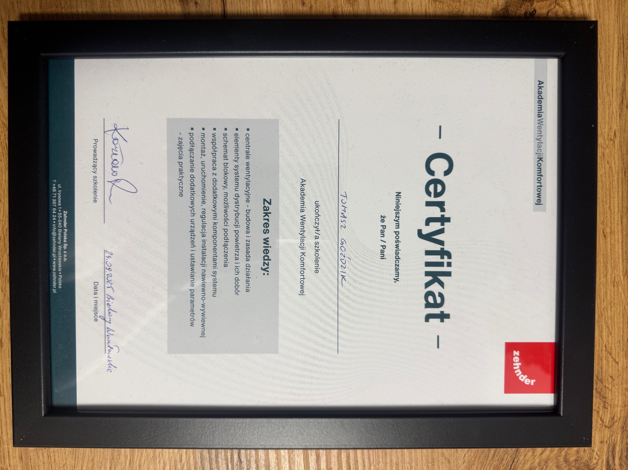 Oprawiony w ramkę certyfikat ukończenia szkolenia z wentylacji komfortowej, wystawiony przez Akademię Wentylacji Komfortowej dla Tomasza Goździka, z datą 24.09.2015.