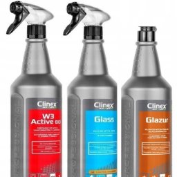 Barbara Klechammer - Trzy szare butelki z rozpylaczami marki Clinex Professional: W3 Active BIO do łazienek, Glass do szyb i Glazur do podłóg glazurowanych, ustawione obok siebie na białym tle.