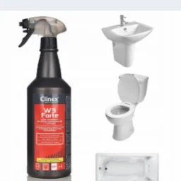 Czarna butelka z rozpylaczem Clinox W3 Forte obok umywalki, toalety i wanny, na białym tle.